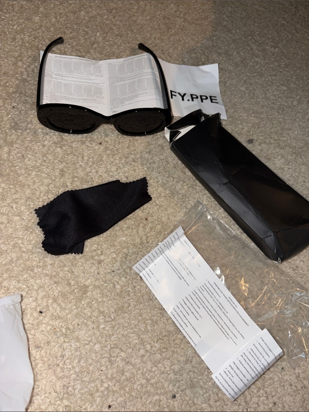 Black sunglasses with Cleaning Cloth -